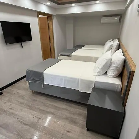 Zeus Hotel *
